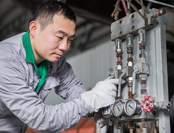 Our-worker-is-checking-the-CO2-injection-system